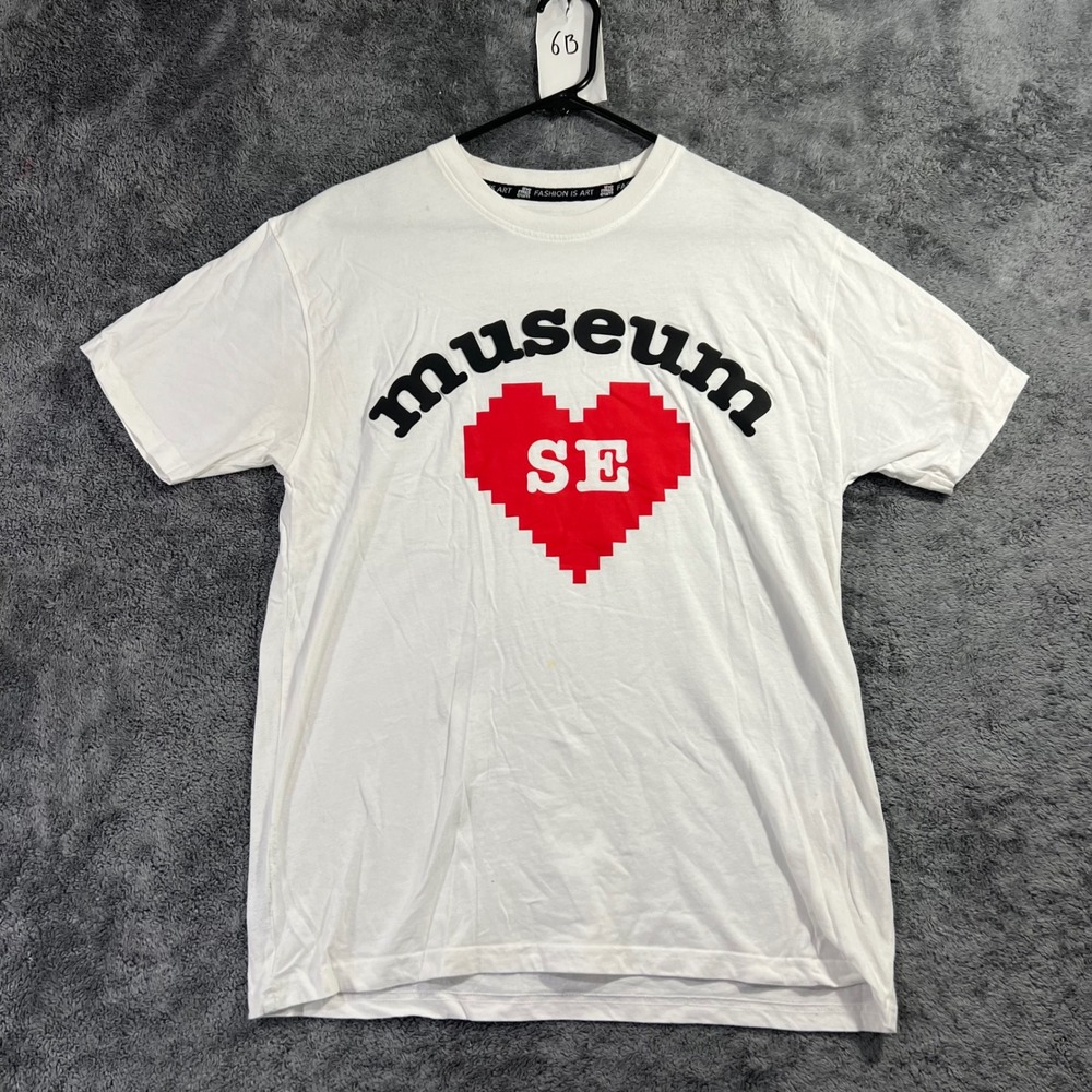The Museum DC SE Pixel Heart Graphic T-Shirt White Mens Small Short Sleeve
